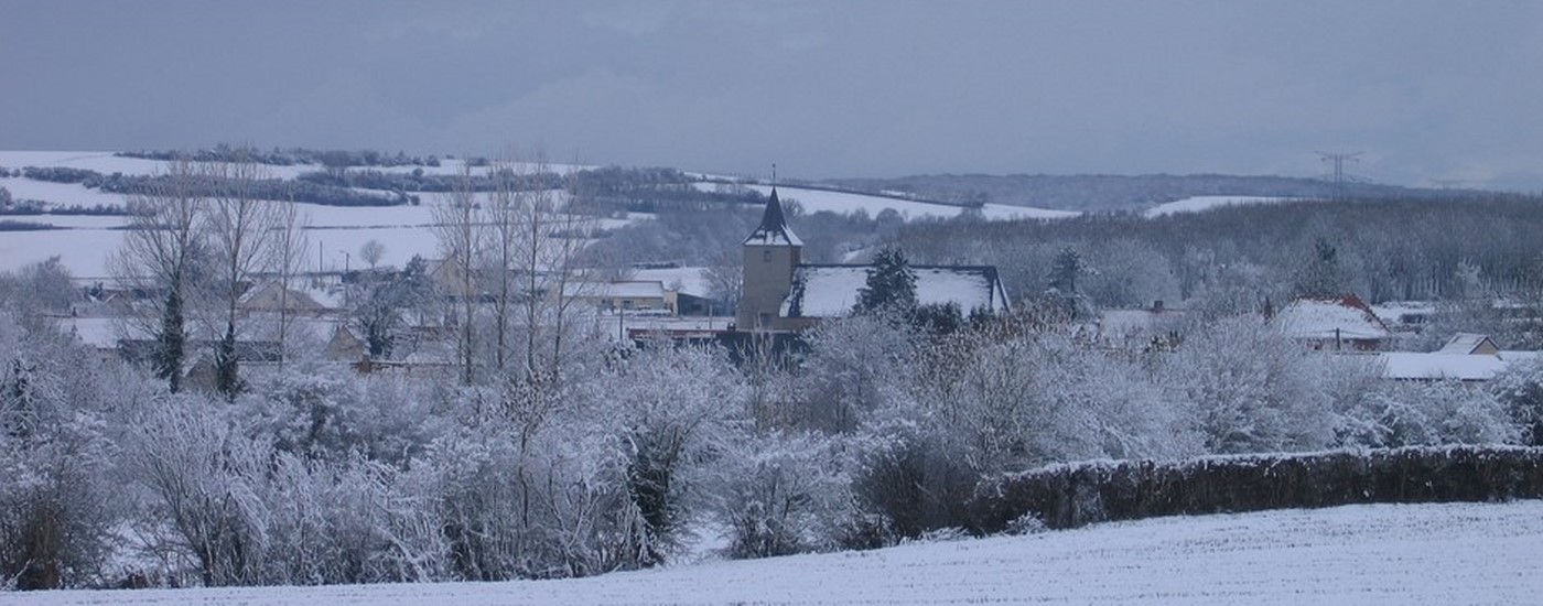 vue sur l'église sous la neige